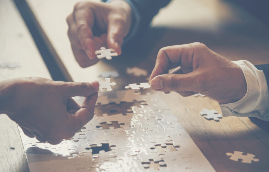 Illustration de la transformation numérique d’une entreprise, avec des employés utilisant des outils numériques pour optimiser leur travail.